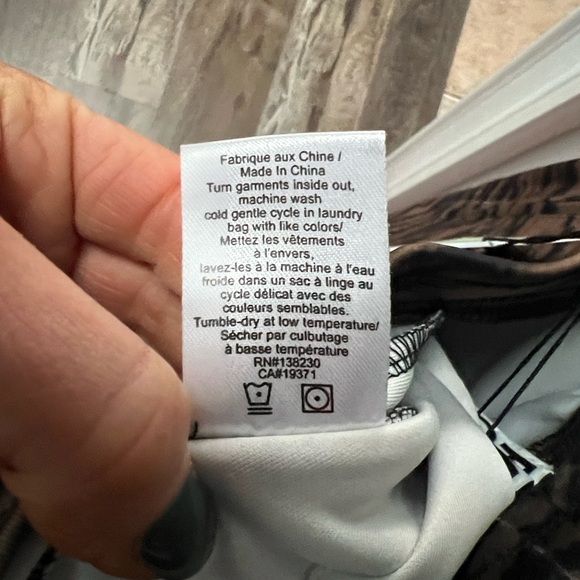 ๐๐PAM & GELA๐๐
Tiger Print Cigarette Track Skinny Zip Ankle
Lisa Rinna, RHOBH - Picture 9 of 15